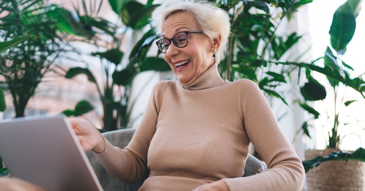 senior smiling in Senior living SEO